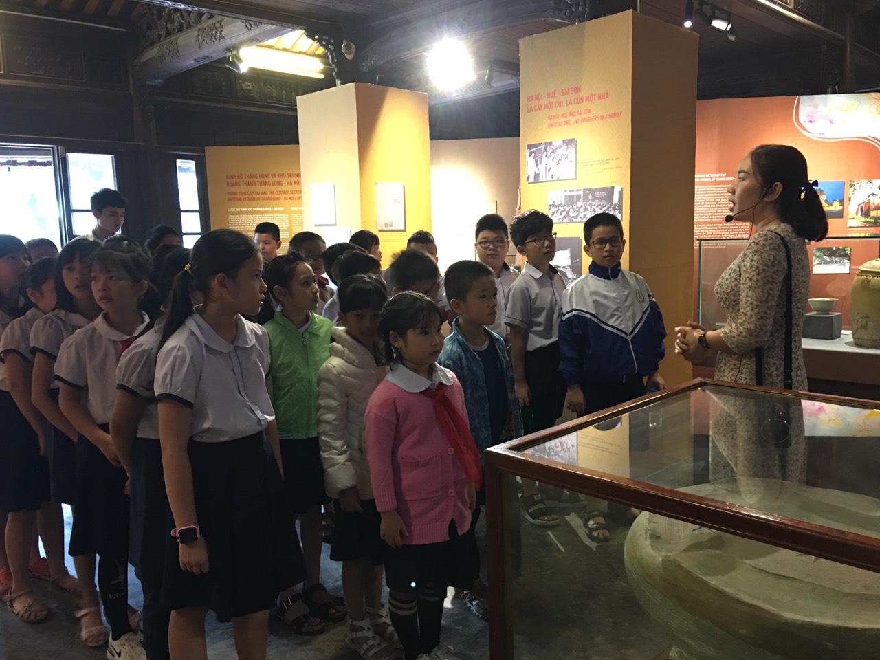 Đoàn học sinh trường Tiểu học Lý Thường Kiệt, thành phố Huế đến tham quan trưng bày chuyên đề